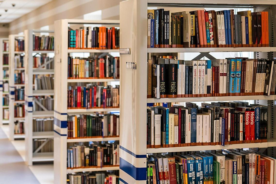 BANCHETTE. La nuova biblioteca al centro dello scontro politico