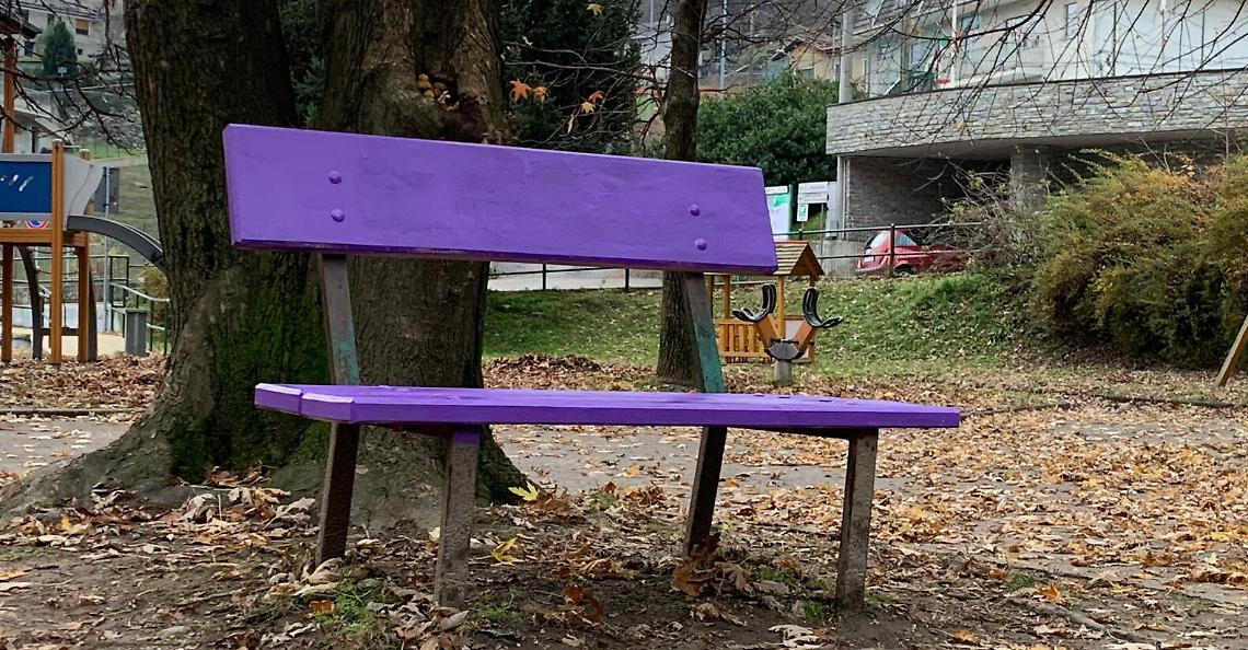 CASCINETTE D'IVREA. Il comune inaugura la panchina viola della gentilezza