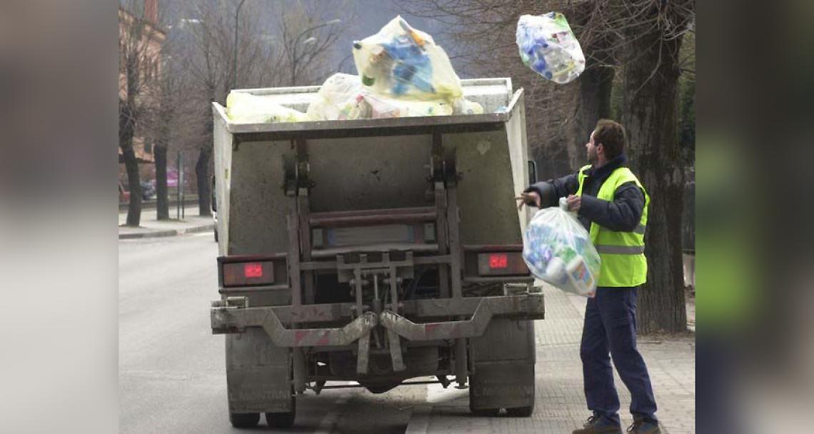 Camioncino della raccolta differenziata