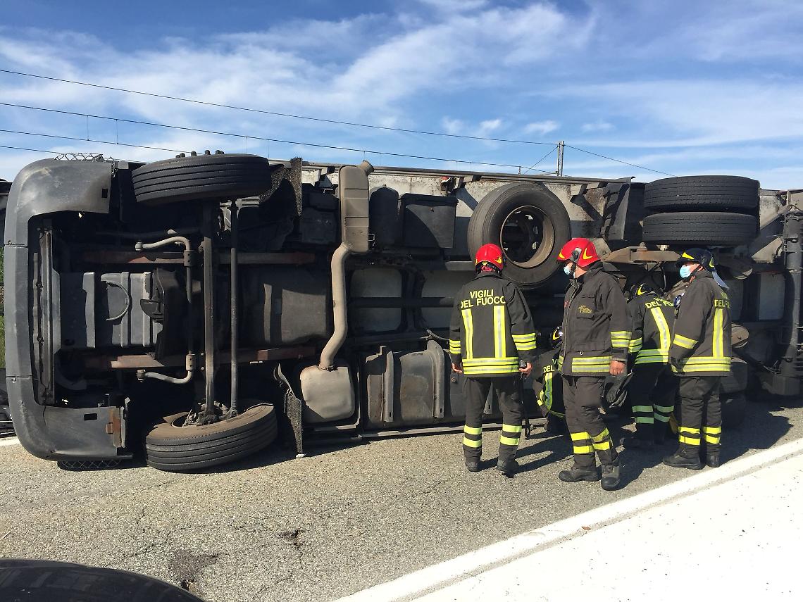 VEROLENGO. Camion si ribalta sulla Sp 31 bis a Borgo Revel