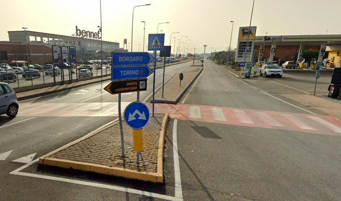 CASELLE TORINESE. Tenta di suicidarsi lanciandosi contro le auto in corsa