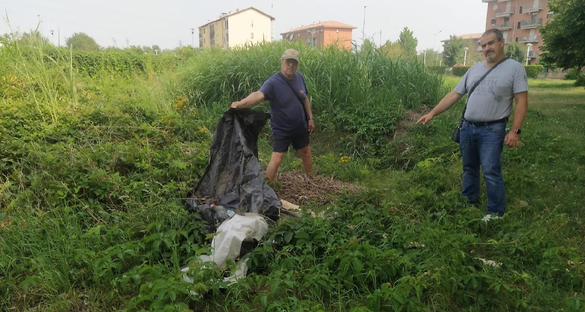 SETTIMO TORINESE. I volontari liberano un canale dopo l’allagamento degli orti