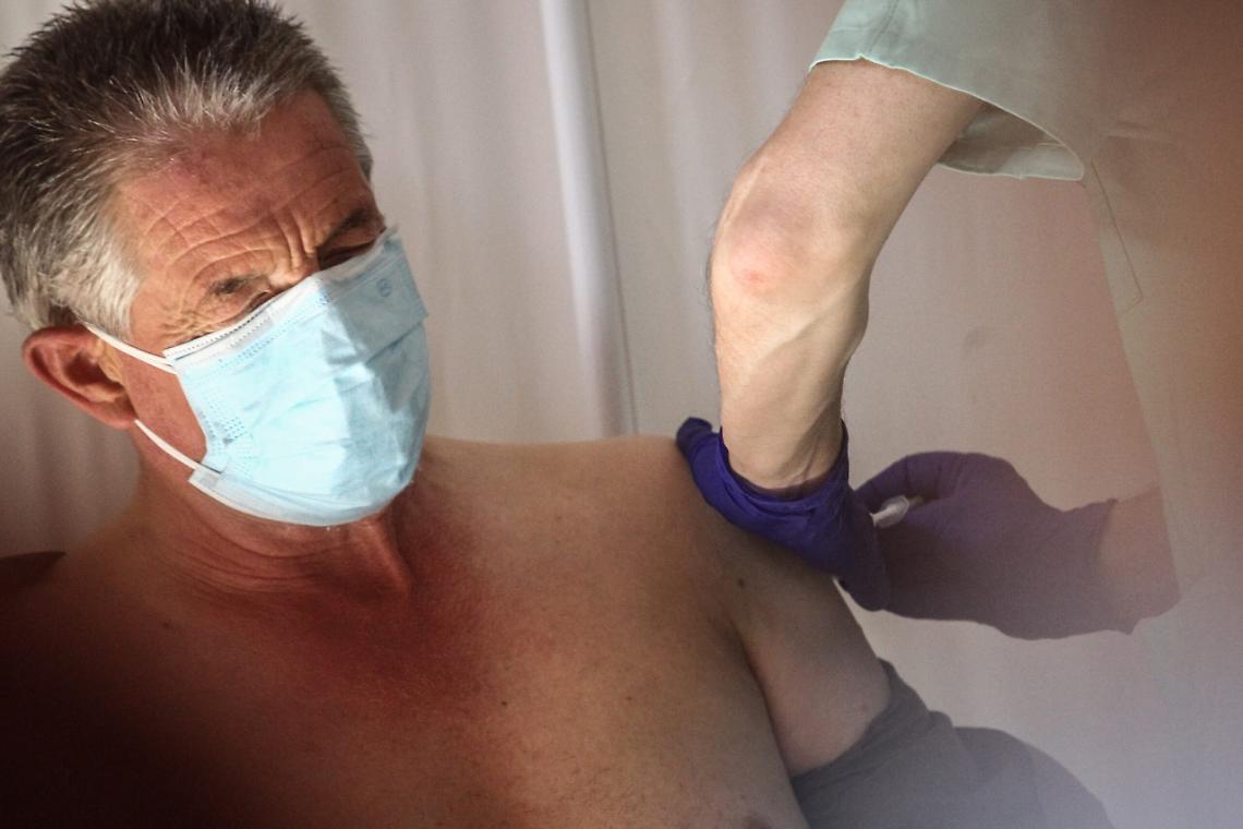 Obbligo di vaccino per gli over 50. Multe ai "no-vax". Cento euro una tantum