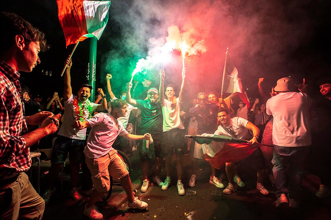 Vittoria Italia, esplodono le piazze