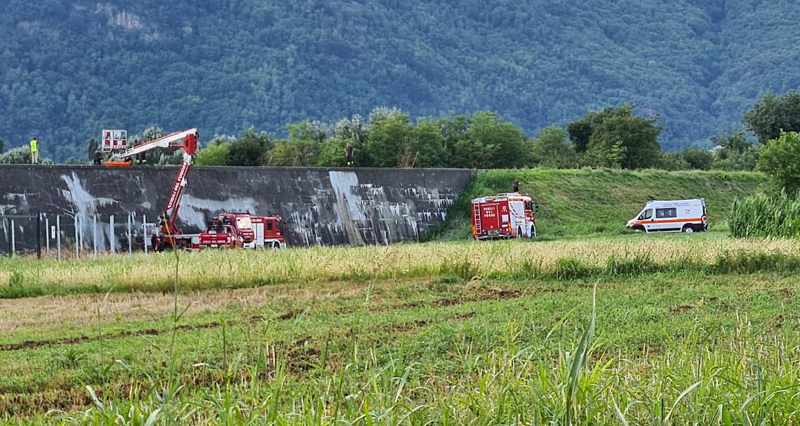 QUASSOLO. Operaio precipita nel canale e muore