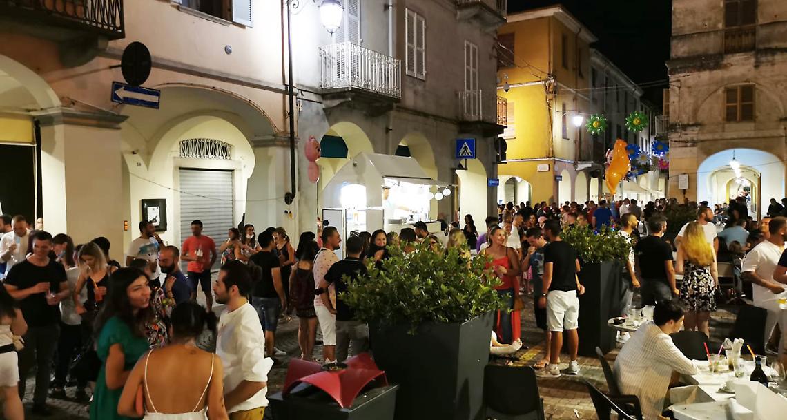 CRESCENTINO. Folla nelle vie e piazze del centro per la serata “Crescentino sotto le stelle”