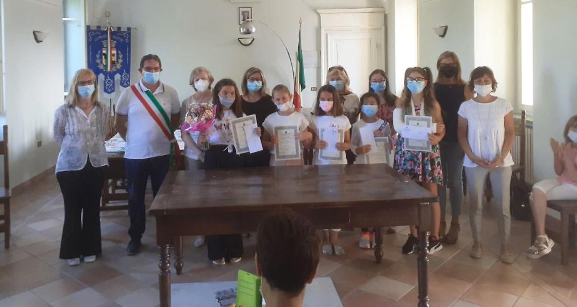 BIANZÈ. Le borse di studio del Comune agli alunni meritevoli