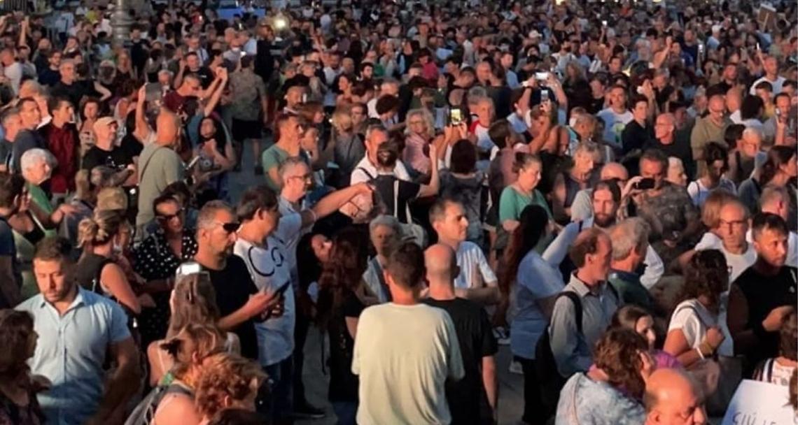 Anche Barbara Squillace alla manifestazione contro il Green pass in Piazza Castello, a Torino (VIDEO)