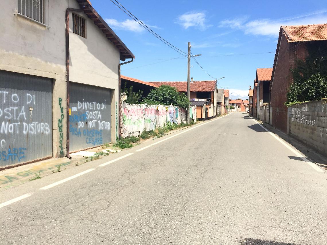 MAZZE'. "Quelle case sono mie!" e imbratta i muri della sorella