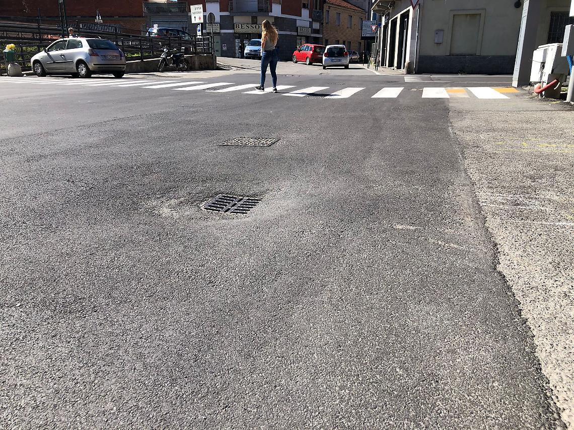 CHIVASSO. Tombini pericolosi nelle vie San Carlo e Bertola