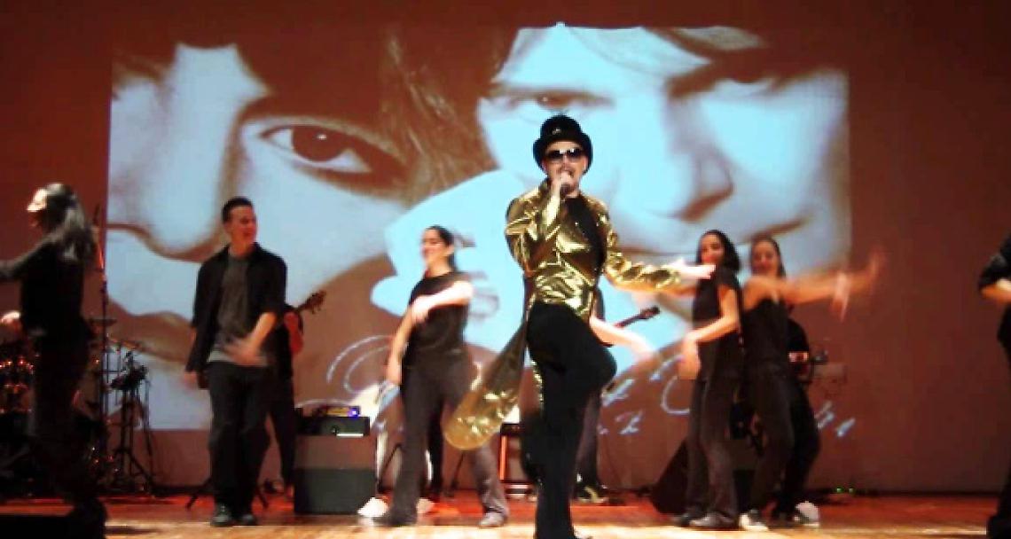 CRESCENTINO. Sabato sera al “Muschin Festival” Steve Talarico canta Renato Zero