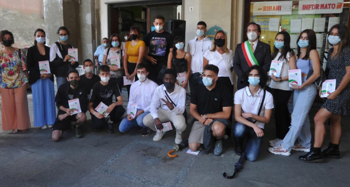 CASELLE TORINESE. Consegnata una copia della Costituzione ai neo 18enni