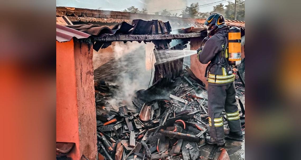 SALUGGIA. Incendio di una legnaia, intervengono i vigili del fuoco