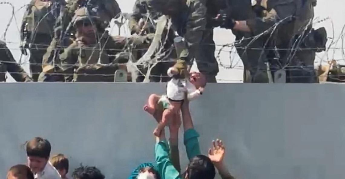 Kabul. Il proprio figlio a uno sconosciuto