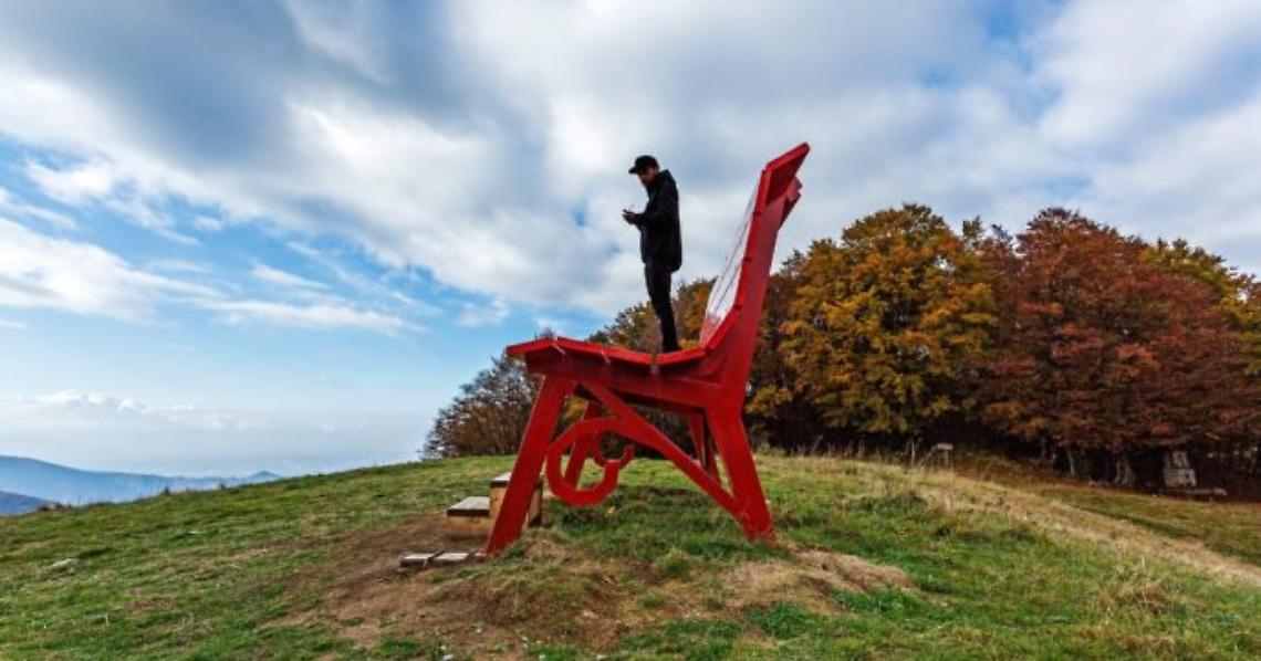 Panchine giganti, assurdità giganti, sul paesaggio italiano