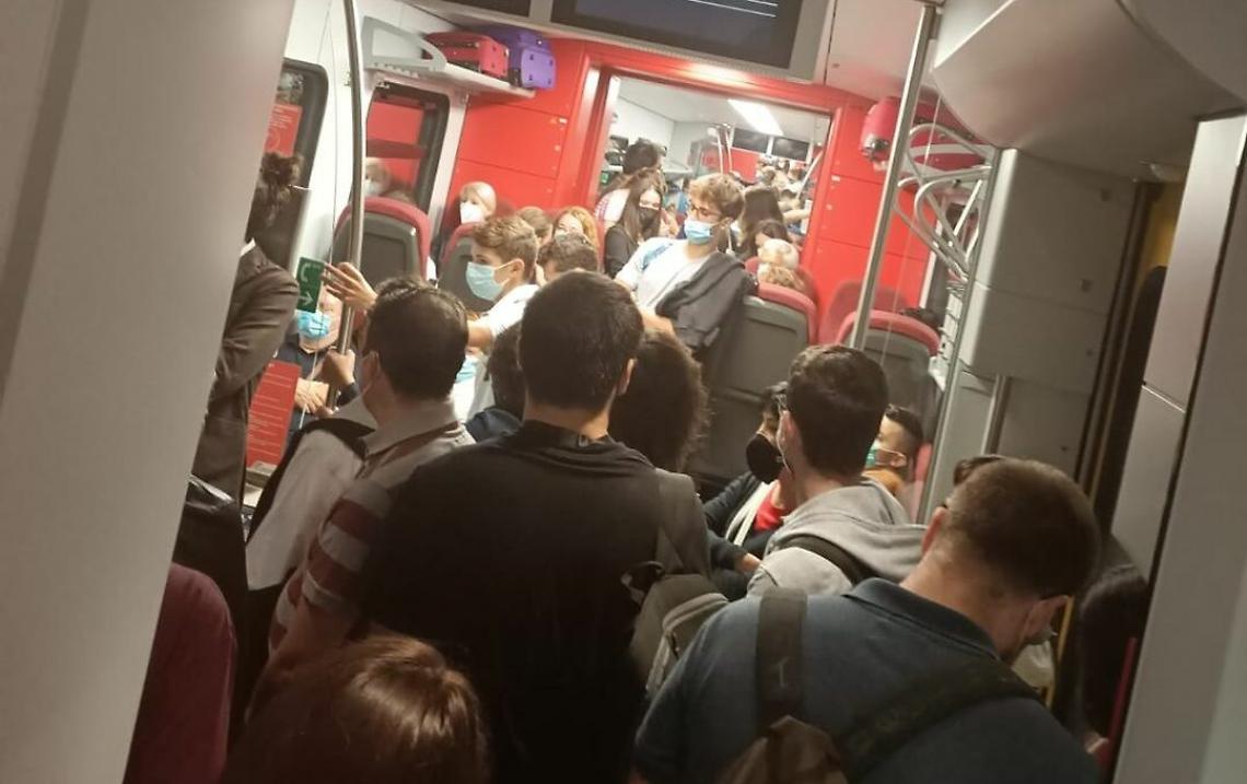 Treni affollati e nessun posto a sedere sulla tratta Ivrea-Torino.