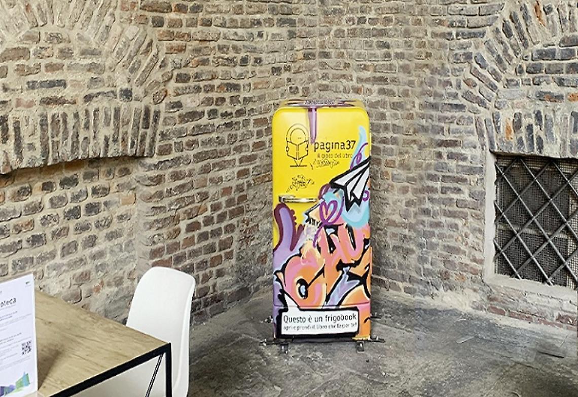SETTIMO TORINESE. Frigobook, come trasformare un frigo vecchio in uno  scrigno giallo con i libri donati  dai cittadini