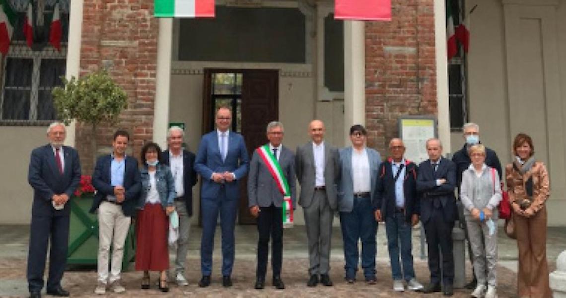 CHIVASSO. Un libro e una pipa per il sindaco Castello