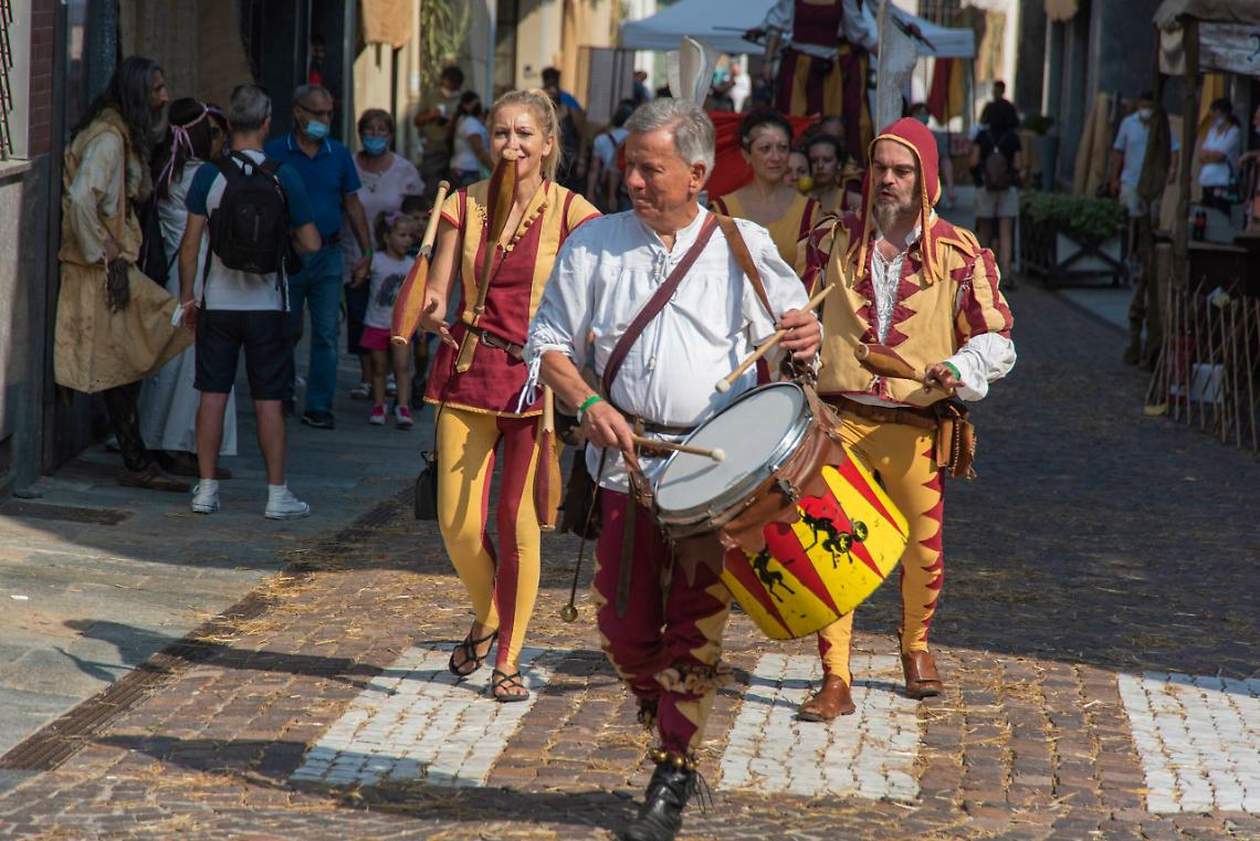 Strade chiuse, a "pagamento" e residenti bloccati in casa: scoppia la protesta social contro la festa di paese
