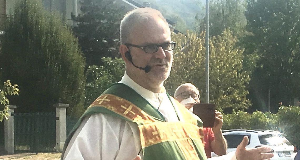 SAN RAFFAELE CIMENA. Tanti fedeli all’Ipark per salutare  il parroco Don Alessandro
