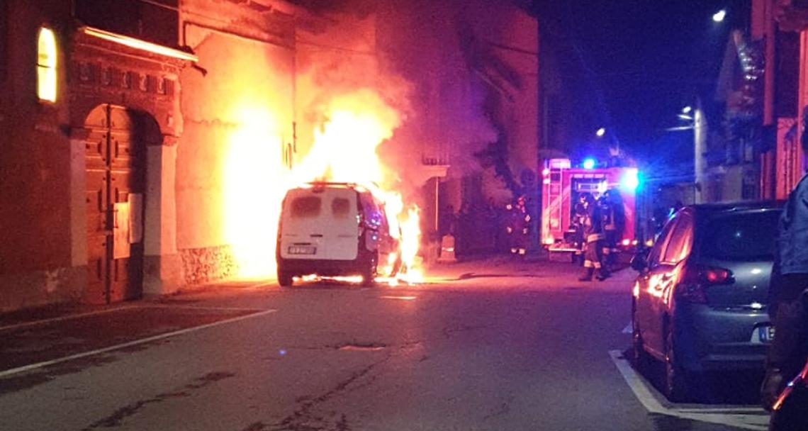 FAVRIA. Ancora fiamme in paese, a fuoco un Renault Kangoo (VIDEO)