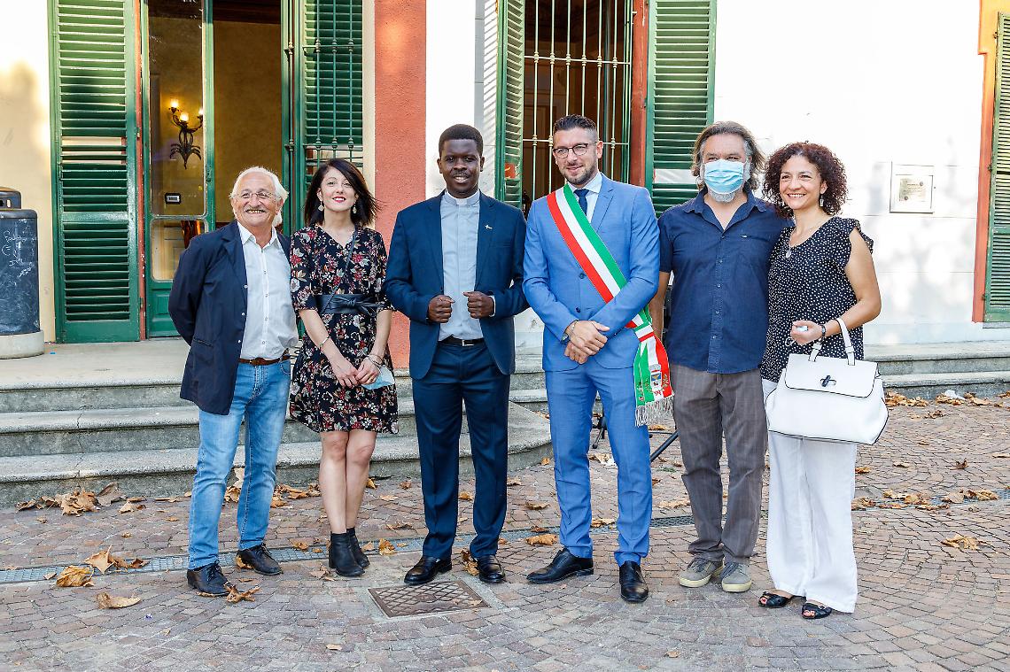CAVAGNOLO. La comunità abbraccia don Armand (VIDEO)