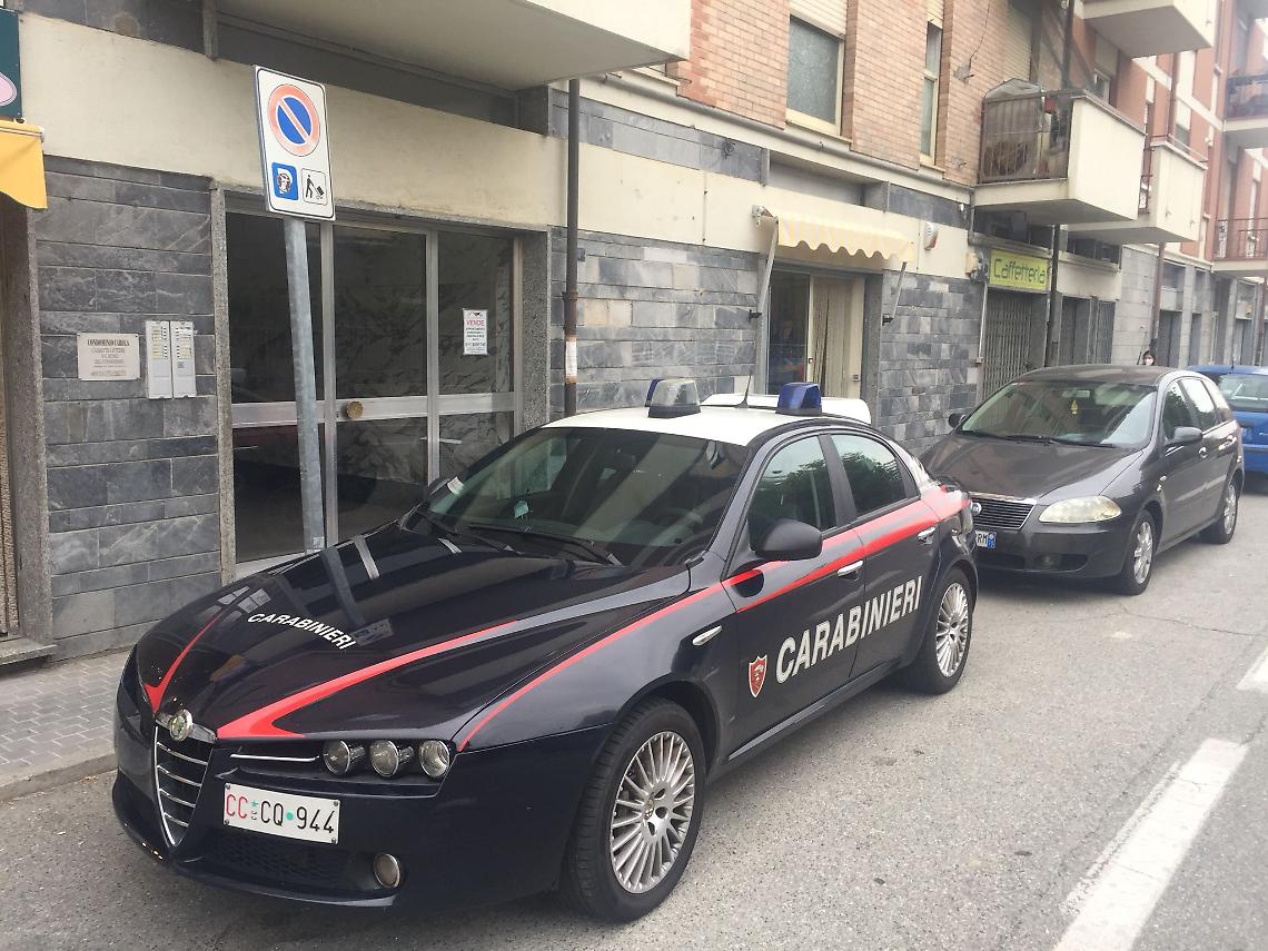 CALUSO. Accoltella la compagna e lascia un bigliettino