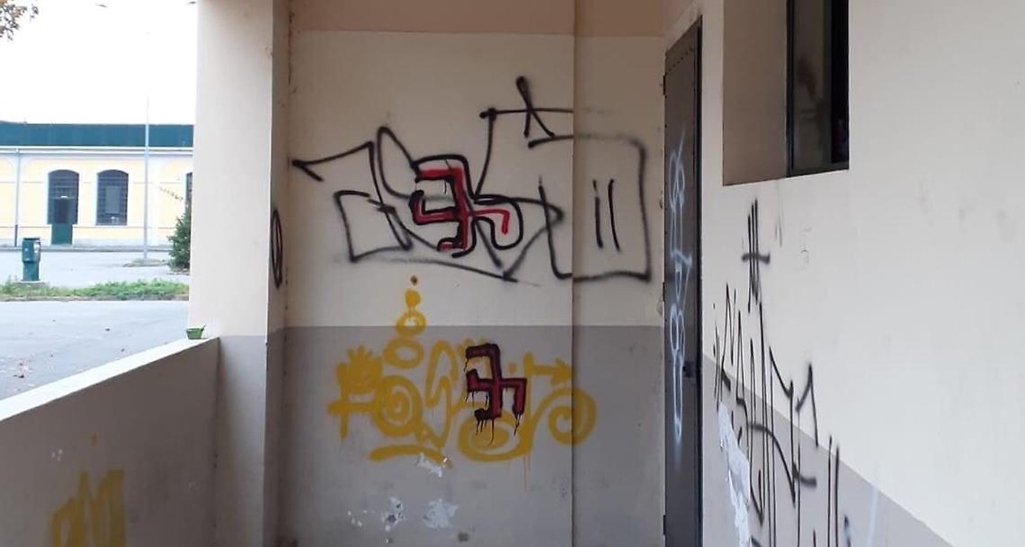STRAMBINO. Svastiche sui muri, la sindaca a muso duro: "Ti sei comportato da stupido!"