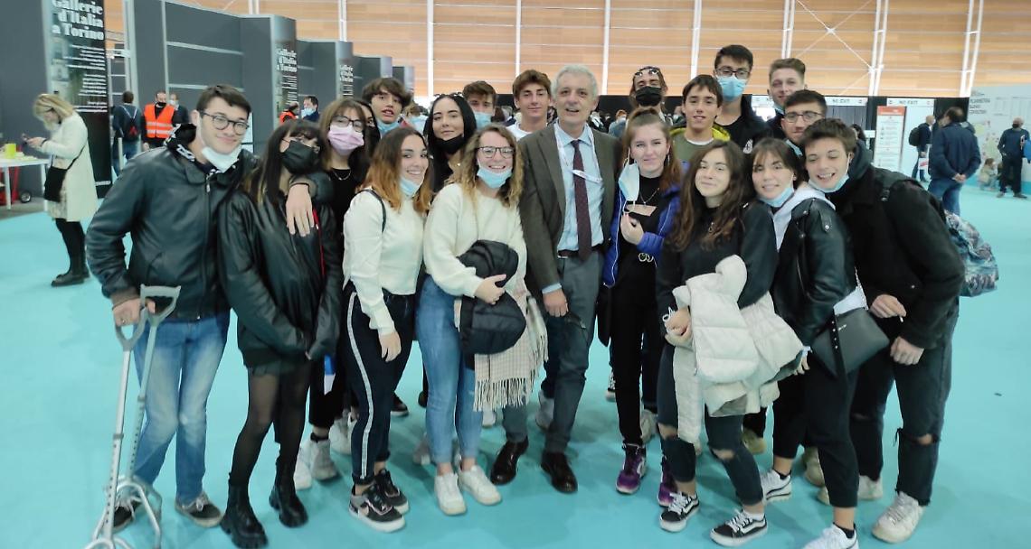 CRESCENTINO. Gli studenti del “Calamandrei” al Salone del Libro per “Adotta uno scrittore”
