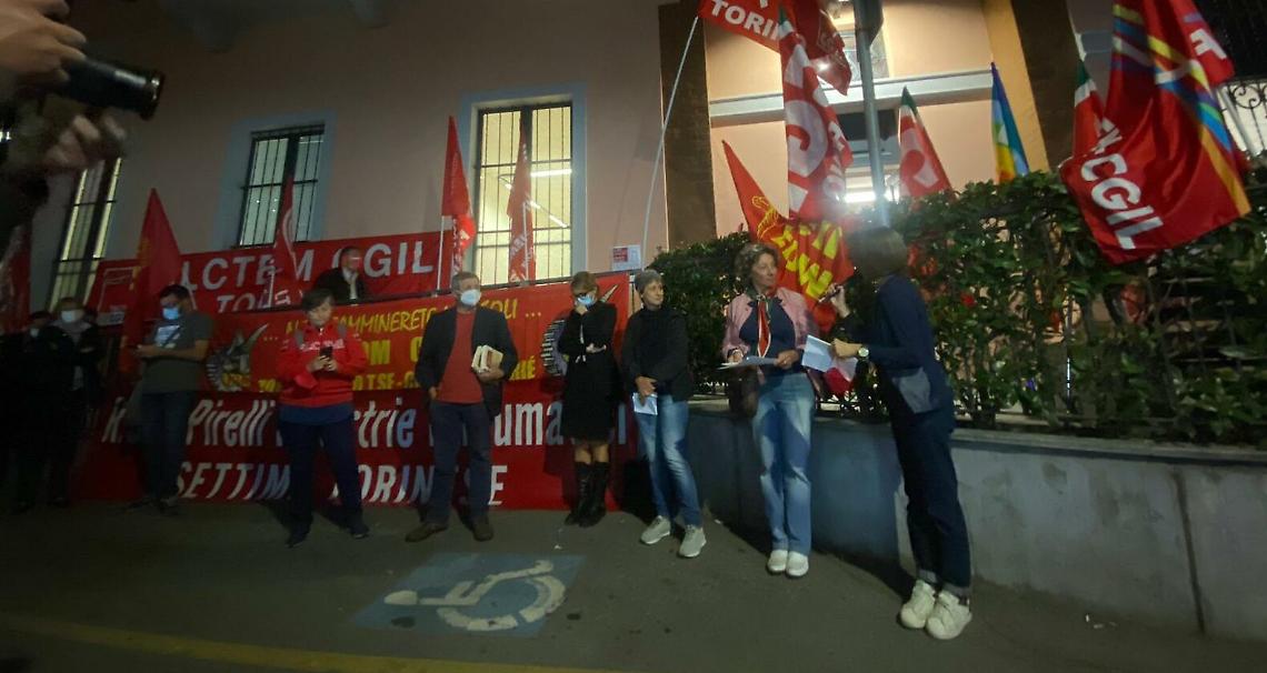 SETTIMO TORINESE. Svastiche sui muri della Cgil: “Non ci faremo intimidire”