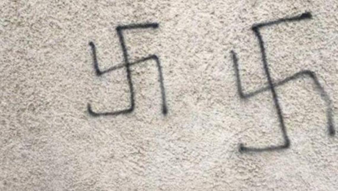 Svastiche sui muri di Settimo Torinese. La preoccupazione dell'Anpi di Ivrea