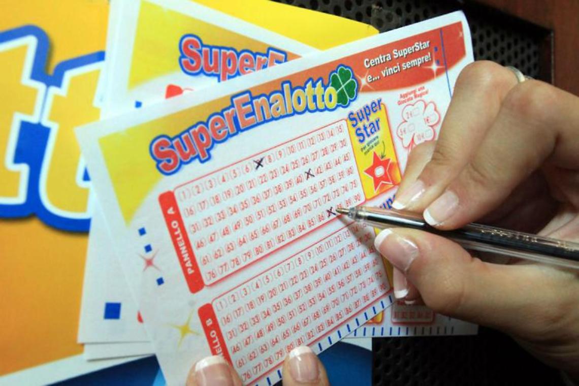 CIRIE'. La dea bendata bacia la ricevitoria di via Robassomero: centrato un "5" al SuperEnalotto