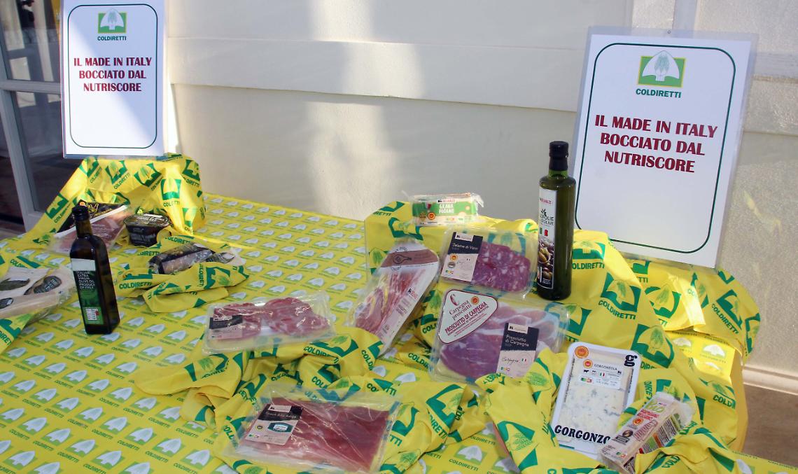 Con l’etichetta a colori (Nutriscore) l’Europa boccia il parmigiano, il gorgonzola e il prosciutto di parma