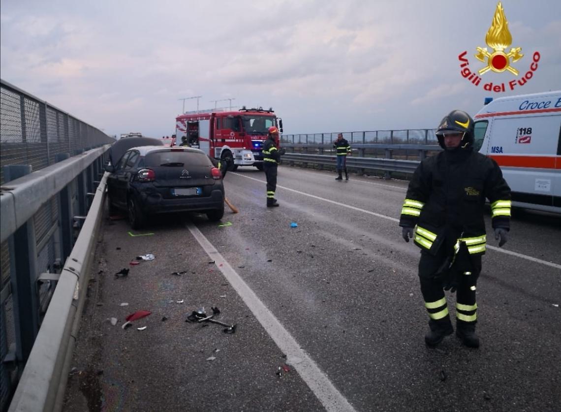 Incidente stradale sulla SP11, intervengono i vigili del fuoco