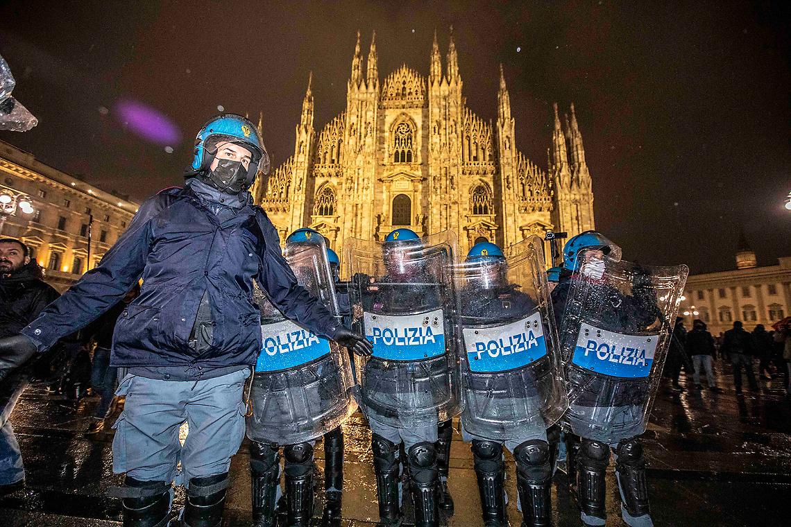 Tornano i no vax: "Giù mani da bambini"