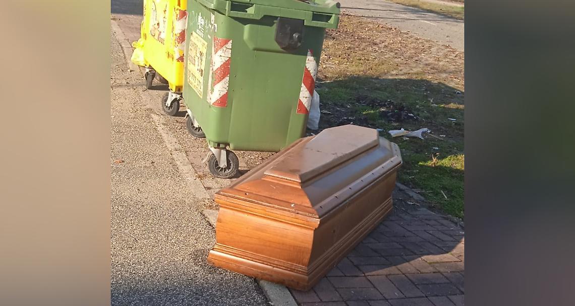 VERCELLI. Bara abbandonata vicino ai cassonetti: era un allestimento di Halloween