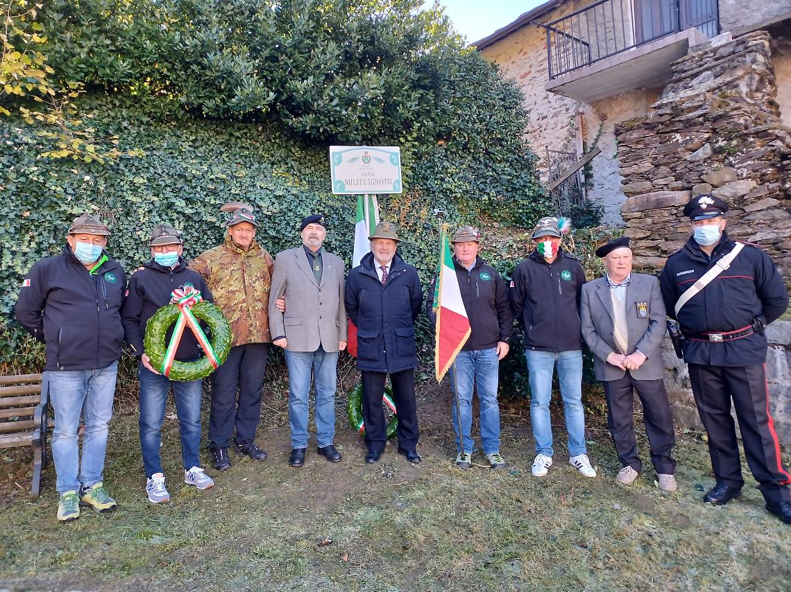 CASTELNUOVO NIGRA. Piazza Milite Ignoto, è polemica per il “fuso orario” dell’amministrazione comunale