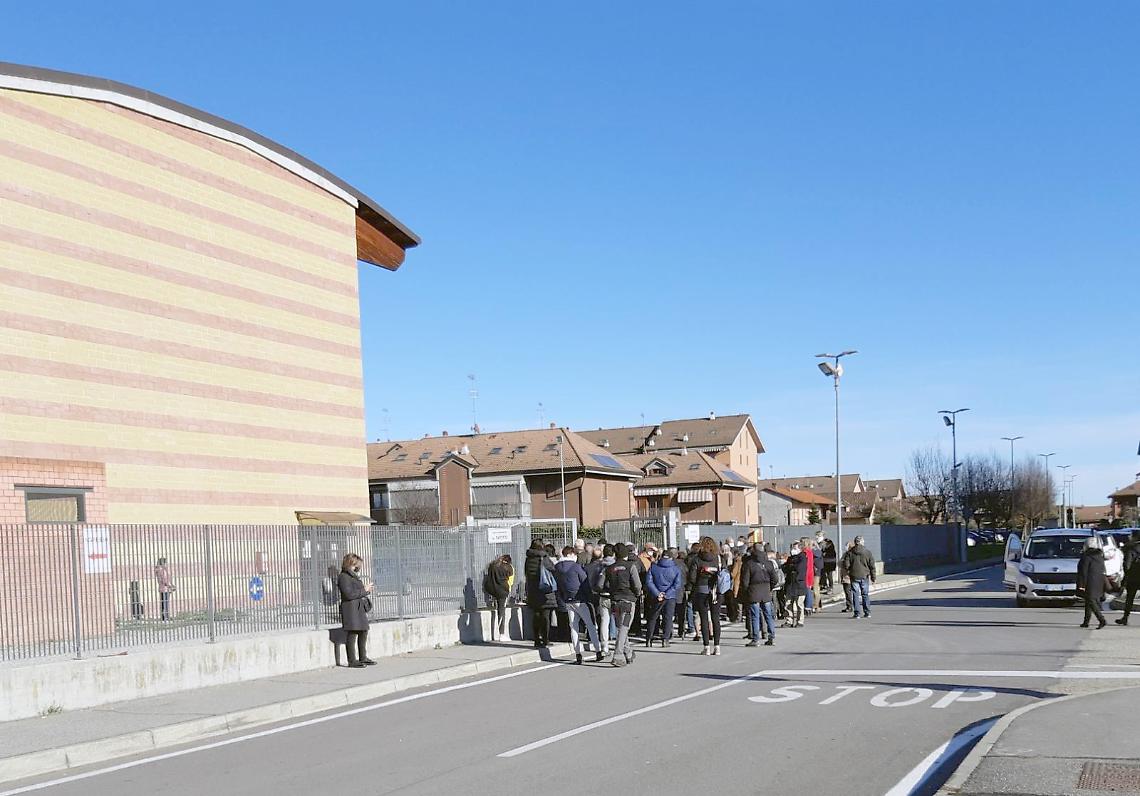 CHIVASSO. Lunghe code al PalaLancia, arrivano i vigili e multano