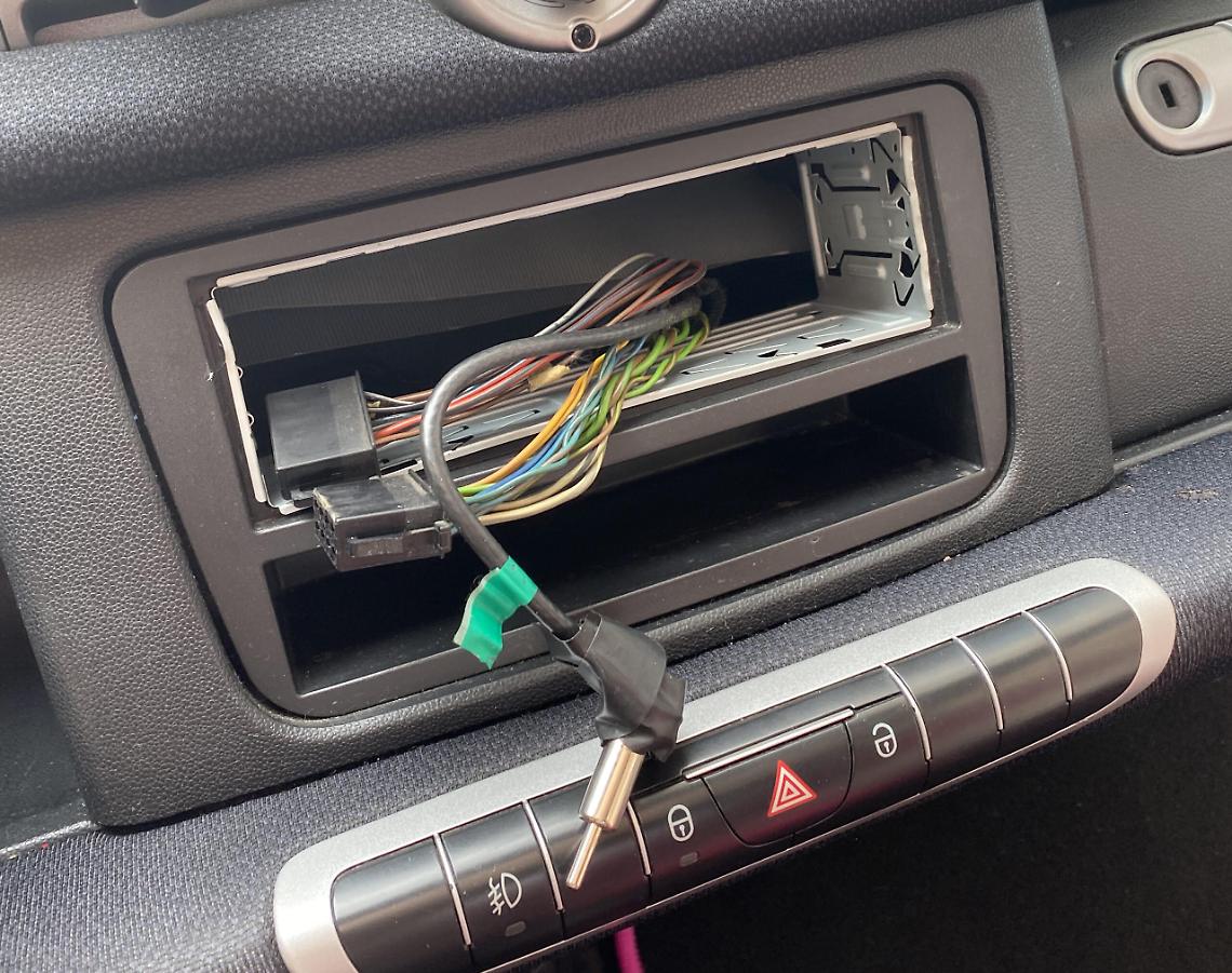 SETTIMO TORINESE. Autoradio rubata nel parcheggio vicino alla stazione