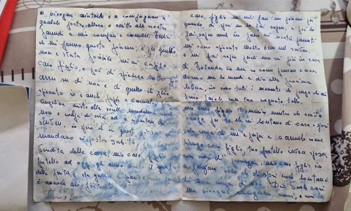 Lettera scritta nel 1961 e ritrovata per strada a Settimo: "Cerchiamo il proprietario"