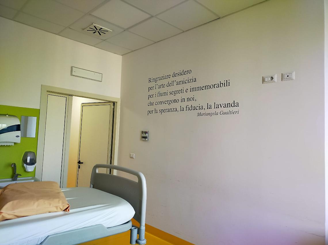 SETTIMO TORINESE. Poesie con la voce di Elena Ruzza in un Qrcode per abbracciare le neomamme al Sant'Anna