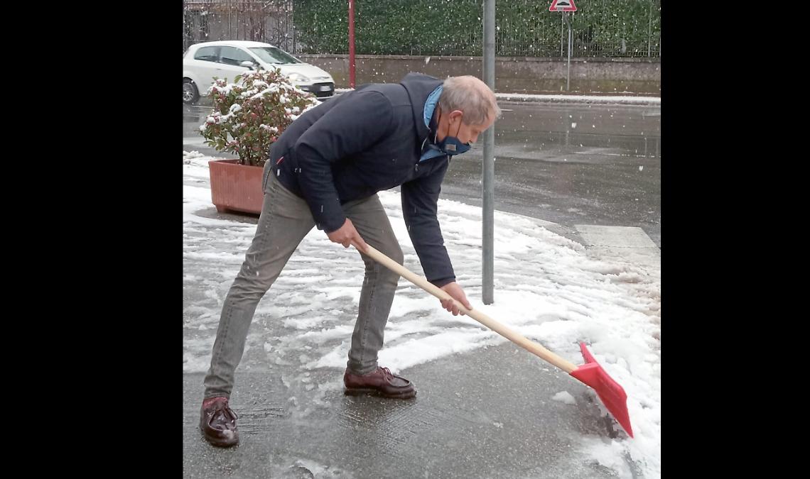 IVREA. Cade la neve ma sui social spopola Sertoli “con la pala”