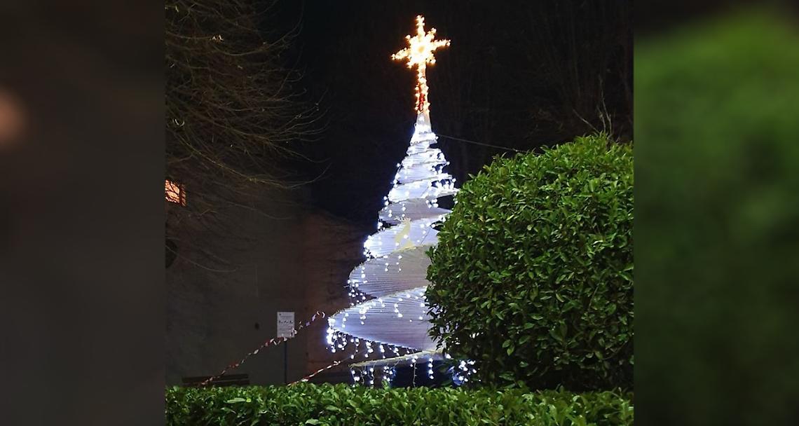 CALUSO. Vandali scatenati distruggono l'albero di natale di Rodallo (VIDEO)