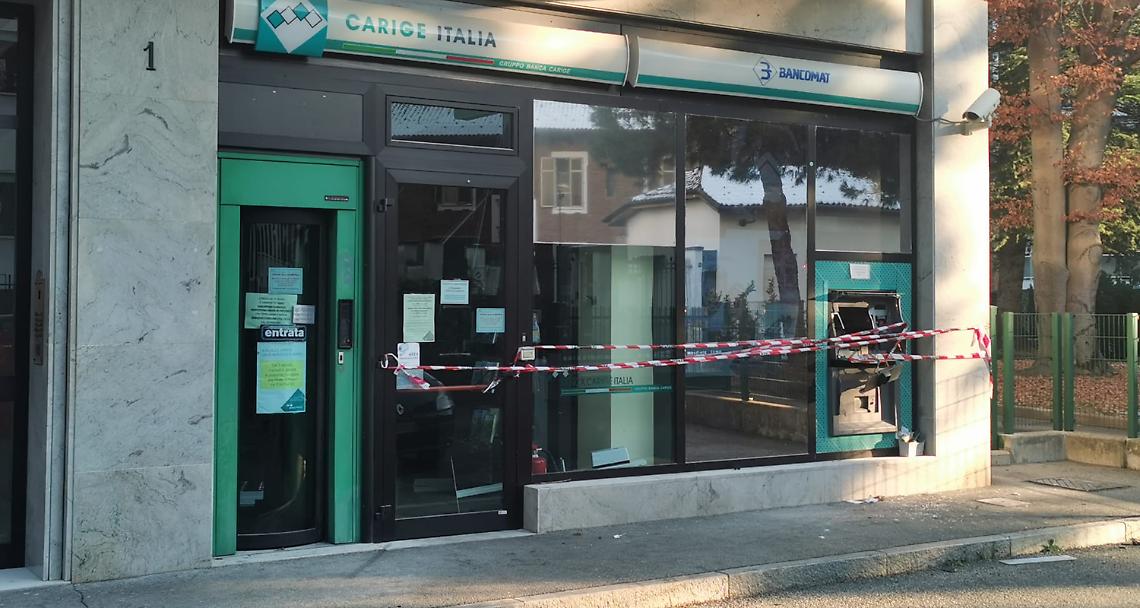 VENARIA REALE. Fanno saltare il bancomat nella notte, bottino da quantificare