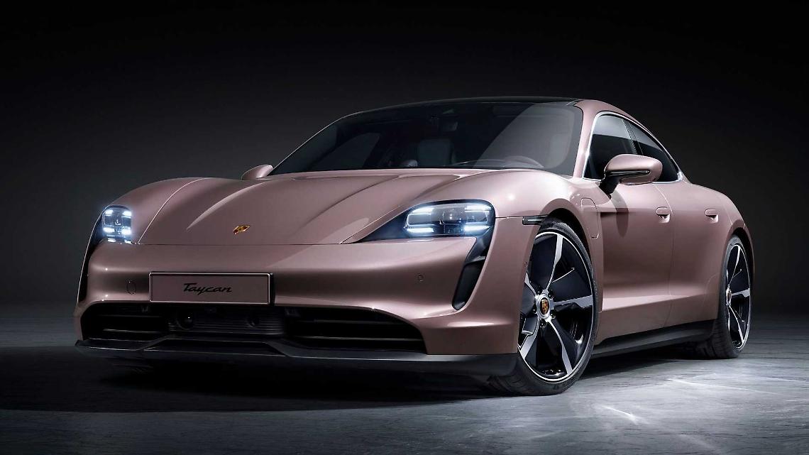 IVREA. Porsche gira uno servizio fotografico davanti alla fontana di Camillo Olivetti