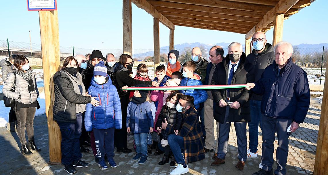 SETTIMO TORINESE. Inaugurata la nuova piazzetta a Mezzi Po con una targa alla memoria di Marco Salvi (VIDEO)