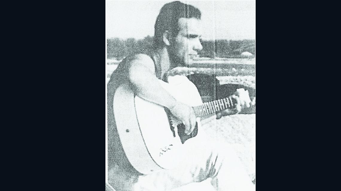 Nel Natale del 1995 la città  si interroga sull’assassino di  Filippo Capasso. Sgozzato a  Montegiove, bruciato a Pratoregio