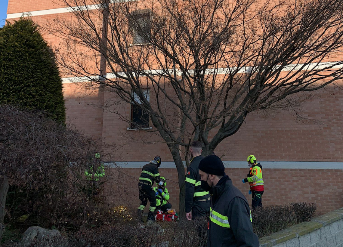 BORGARO. Cade dal quinto piano: morto sul colpo