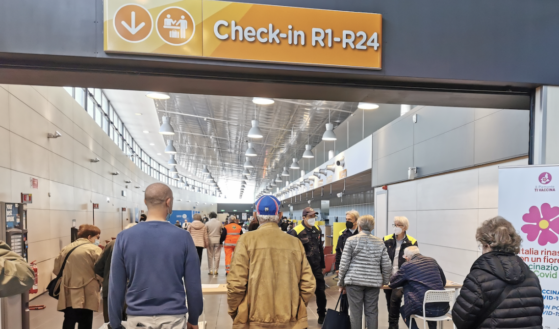 CASELLE TORINESE. No vax creano scompiglio nel centro vaccinale dell'aeroporto