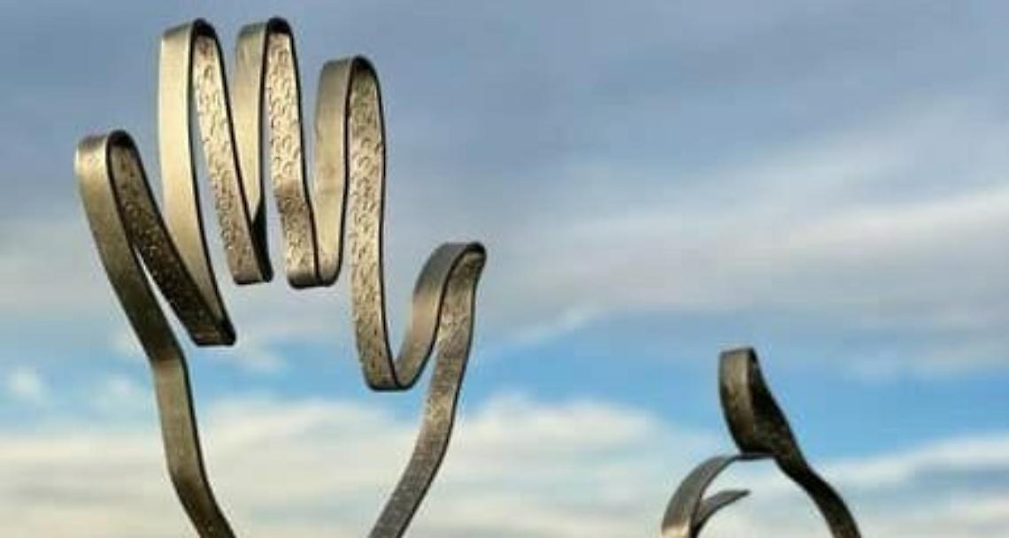 ROMANO CANAVESE. UMani saluta tutti con il suo gesto d’amore